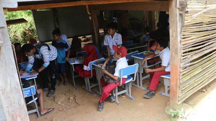 Potret Siswa SD Belajar di Kolong Rumah Warga Beralaskan Tanah di Maros