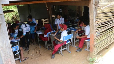 Potret Siswa SD Belajar di Kolong Rumah Warga Beralaskan Tanah di Maros