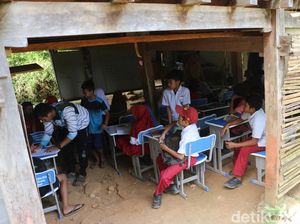 Potret Siswa SD Belajar di Kolong Rumah Warga Beralaskan Tanah di Maros