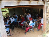Potret Siswa SD Belajar di Kolong Rumah Warga Beralaskan Tanah di Maros