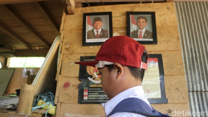 Kelas jauh SDN Inpres 238 Maros di bawah kolong rumah warga terpampang berbapai poster seperti teks Pancasila, UUD 1945, hingga foto Presiden RI Prabowo Subianto dan Wakil Presiden RI Gibran Rakabuming Raka. Kelas jauh SDN Inpres 238 Maros di bawah kolong rumah warga terpampang berbapai poster seperti teks Pancasila, UUD 1945, hingga foto Presiden RI Prabowo Subianto dan Wakil Presiden RI Gibran Rakabuming Raka.
