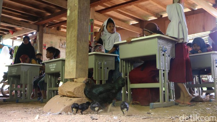 Kelas jauh siswa SDN Inpres 238 Maros belajar di bawah kolong rumah warga.