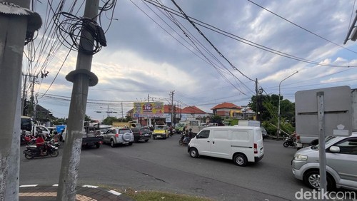 Kemacetan di Jalan Mahendradata imbas listrik padam, Jumat (2/5/2025).