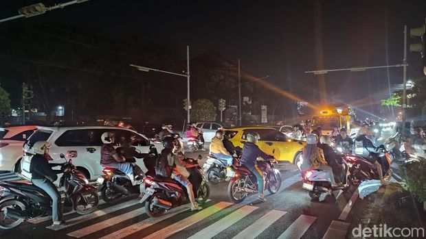 Kemacetan terjadi di Simpang Gatsu-Buluh Indah, Denpasar Barat pada Jumat (2/5/2025) malam.