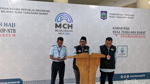 Kabid Haji Kanwil Kemenag NTB Lalu Muhamad Amin (tengah) saat konferensi pers, Kamis malam (1/5/2025). (Ahmad Viqi/detikBali).