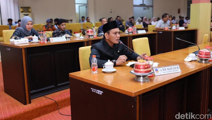Ketua Komisi IV DPRD Bone Andi Muh Salam saat menyampaikan dalam rapat menghapus kebijakan yang menyusahkan bagi guru.