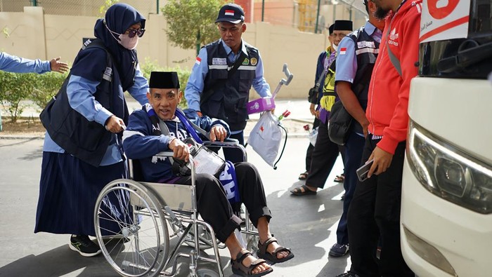 Petugas Penyelenggara Ibadah Haji (PPIH) membantu jamaah calon haji Kloter 1 Jakarta setibanya di Hotel Abrajtabah, Madinah, Arab Saudi, Jumat (2/5/2025). Jamaah calon haji Indonesia gelombang pertama telah tiba di Madinah pada Jumat (2/5/2025) pagi waktu setempat yang berasal dari embarkasi Jakarta Pondok Gede disusul jamaah calon haji dari embarkasi Lombok. ANTARA FOTO/HO/MCH 2025-Dhimas Ginanjar/aww/rwa.