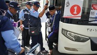 Petugas Penyelenggara Ibadah Haji (PPIH) menyambut dan membantu jamaah calon haji Kloter 1 dari Jakarta saat mereka tiba di Hotel Abrajtabah, Madinah, Arab Saudi, Jumat (2/5/2025). Penyambutan berlangsung tertib dan penuh kehangatan untuk memastikan kenyamanan para jamaah.
