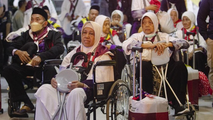 Petugas memeriksa paspor milik calon haji kelompok terbang (kloter) pertama Embarkasi Batam di Asrama Haji Batam, Kepulauan Riau, Jumat (2/5/2025). Sebanyak 442 calon haji asal Kepri kloter pertama diberangkatkan menuju Tanah Suci melalui Bandara Internasional Hang Nadim. ANTARA FOTO/Teguh Prihatna/nym.
