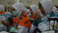 Pemberangkatan kloter pertama ini menjadi awal dari rangkaian panjang ibadah haji tahun 2025. Para jemaah diharapkan dapat menjalankan ibadah dengan lancar dan kembali ke tanah air dengan selamat. (ANTARA FOTO/Aloysius Jarot Nugroho)  