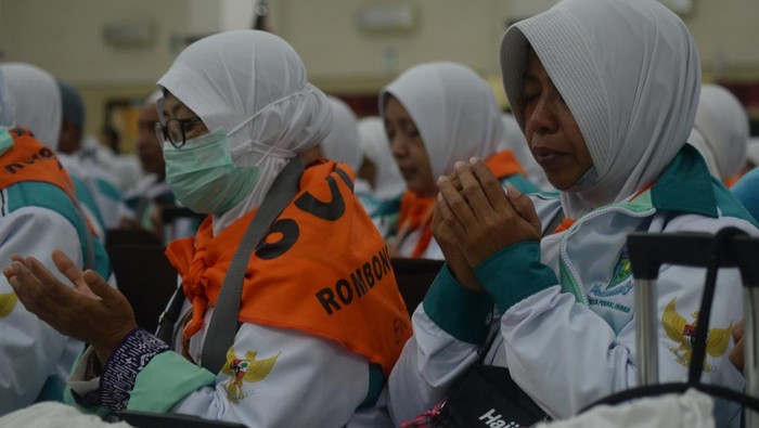 Jamaah calon haji berdoa bersama saat pemberangkatan jamaah calon haji kloter pertama di Asrama Haji Donohudan, Boyolali, Jawa Tengah, Kamis (1/5/2025). Sebanyak 360 orang jamaah calon haji Kabupaten Purbalingga yang tergabung dalam kloter pertama diberangkatkan ke Tanah Suci melalui Bandara Adi Soemarmo. ANTARA FOTO/Aloysius Jarot Nugroho/nym.