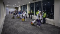 Di Embarkasi Kertajati, Majalengka, Jawa Barat, sebanyak 437 jemaah asal Kabupaten Bandung diberangkatkan menuju Madinah pada Jumat pagi, 2 Mei 2025. Mereka tampak antusias saat berjalan menuju pesawat di Bandara Internasional Jawa Barat (BIJB) Kertajati. (ANTARA FOTO/Dedhez Anggara)  
