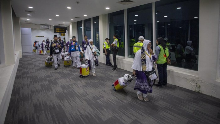 Jamaah calon haji berjalan menuju pesawat saat pemberangkatan di Bandara BIJB Kertajati, Majalengka, Jawa Barat, Jumat (2/5/2025). Sebanyak 437 calon haji kelompok terbang (kloter) pertama asal Kabupaten Bandung mulai diberangkatkan ke Madinah, Arab Saudi melalui Embarkasi Kertajati. ANTARA FOTO/Dedhez Anggara/nym.