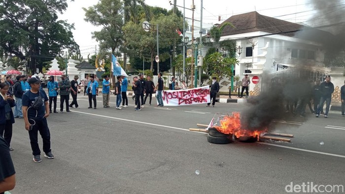 KNPI Kota Cirebon menggelar aksi demo. Salah satu masalah yang disoroti adalah penyewaan Stadion Bima yang tidak sesuai dengan aturan