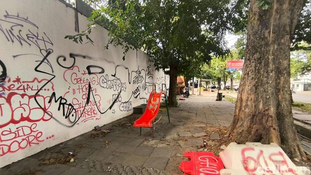 Kondisi Taman Pajak Cirebon yang rusak dan penuh coretan vandalisme