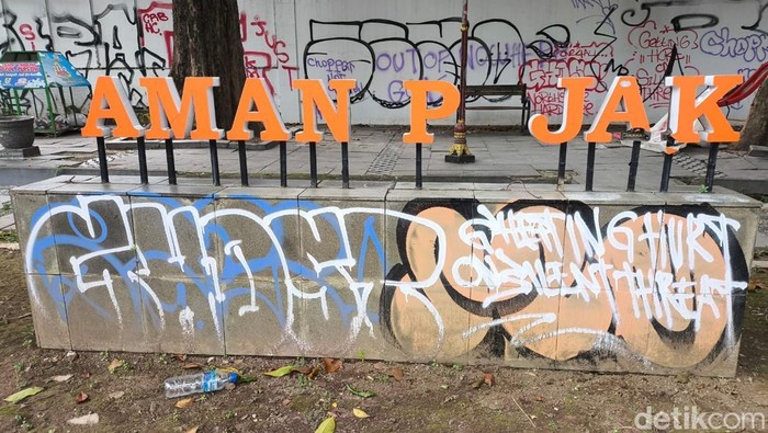 Kondisi Taman Pajak Cirebon yang rusak dan penuh coretan vandalisme