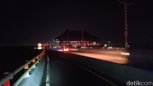 Kondisi Tol Bali Mandara masih gelap sejak pemadaman pukul 16.00 Wita, Jumat (2/5/2025).