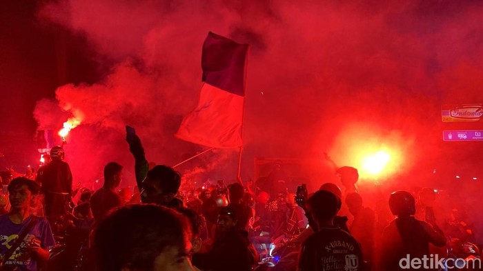 Konvoi bobotoh di Bandung usai laga Malut United vs Persib Bandung, Jumat (2/5/2025).