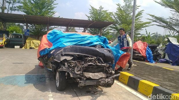 Penampakan mobil Innova milik rombongan anggota DPR RI, Alamudin Dimyati Rois, yang terlibat kecelakaan di GT Pekalongan, Jumat (2/5/2025).