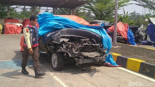 Penampakan mobil Innova milik rombongan anggota DPR RI, Alamudin Dimyati Rois, yang terlibat kecelakaan di GT Pekalongan, Jumat (2/5/2025).