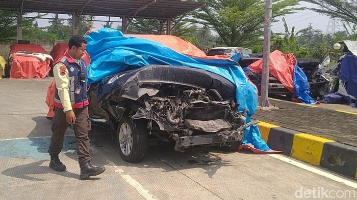 Laka di Pemalang Penampakan kendaraan beroda empat Innova milik rombongan anggota dewan perwakilan rakyat RI, Alamudin Dimyati Rois, yang terlibat kecelakaan di GT Pekalongan, Jumat (2/5/2025).
