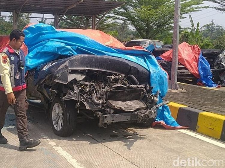 Penampakan Kondisi Mobil Anggota DPR yang Kecelakaan di Tol Pemalang