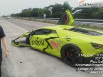 Lamborghini Bitcoin Ngebut 120 Km/Jam saat Hantam Suzuki S-Presso di Tol Jombang