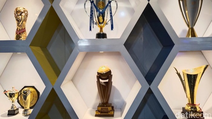 Lemari trofi Persib Bandung.