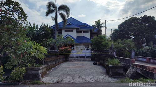 Lokasi penemuan mayat perempuan dalam mobil di Jalan Kerta Dalam, Banjar Lingkungan Sekar Kangin, Desa Sidakarya, Denpasar Selatan, Bali, Jumat (2/5/2025). (Foto: Ahmad Firizqi Irwan/detikBali)