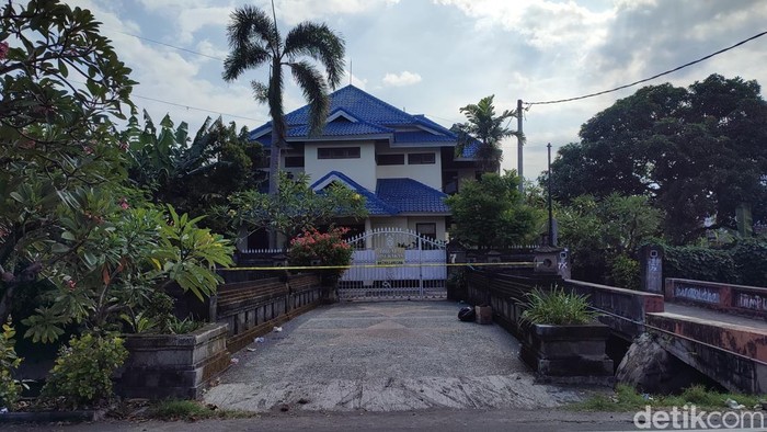 Lokasi penemuan mayat perempuan dalam mobil di Jalan Kerta Dalam, Banjar Lingkungan Sekar Kangin, Desa Sidakarya, Denpasar Selatan, Bali, Jumat (2/5/2025). (Foto: Ahmad Firizqi Irwan/detikBali)