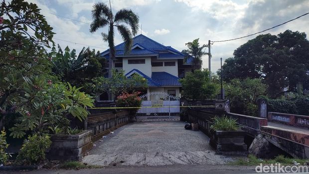 Lokasi penemuan mayat perempuan dalam mobil di Jalan Kerta Dalam, Banjar Lingkungan Sekar Kangin, Desa Sidakarya, Denpasar Selatan, Bali, Jumat (2/5/2025). (Foto: Ahmad Firizqi Irwan/detikBali)