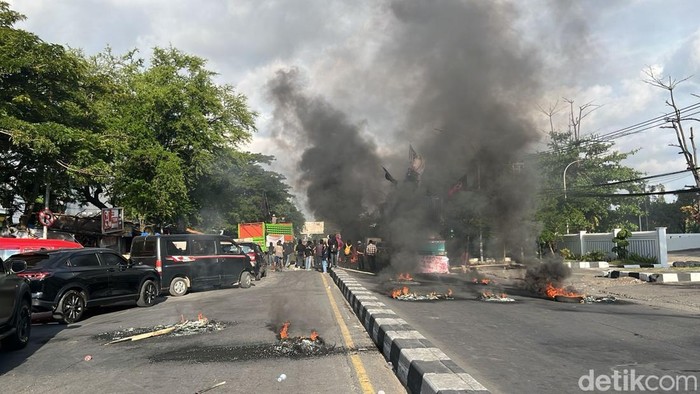 Mahasiswa menggelar aksi demonstrasi memperingati Hardiknas dengan memblokade Jalan Sultan Alauddin Makassar.