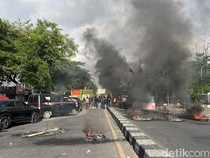 Massa Demo Hardiknas Blokade Jalan Alauddin Makassar, Lalin Lumpuh Total
