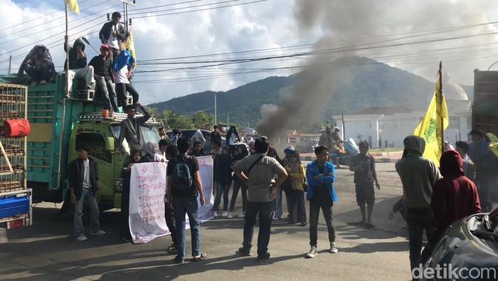 Mahasiswa PMII melakukan aksi unjuk rasa di depan kantor DPRD Palopo.