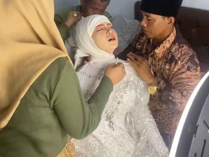 Makeup artist ini merekam suasana saat pengantin wanita pingsan sebelum resepsi pernikahan karena dijodohkan, unggahan tersebut langsung viral di TikTok.