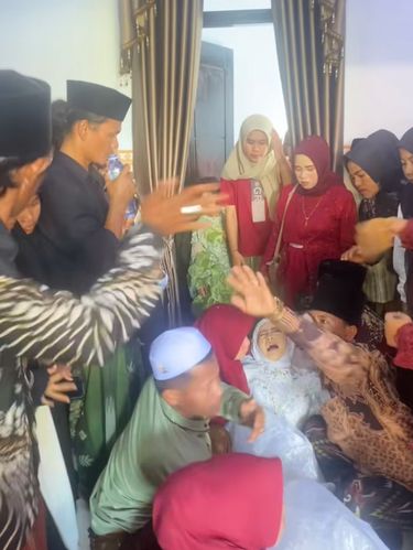 Makeup artist ini merekam suasana saat pengantin wanita pingsan sebelum resepsi pernikahan karena dijodohkan, unggahan tersebut langsung viral di TikTok.