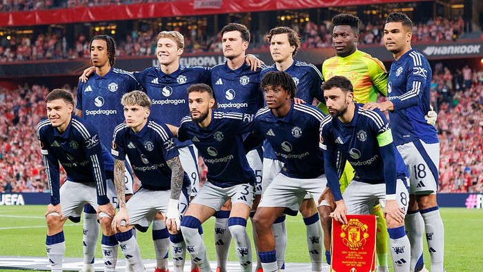 BILBAO, SPAIN - MAY 1: (L-R) Leny Yoro, Rasmus Hojlund, Harry Maguire, Victor Lindelöf, André Onana, Carlos Casemiro, Manuel Ugarte, Alejandro Garnacho, Noussair Mazraoui, Patrick Dorgu and Bruno Fernandes of Manchester United pose for a team photo prior to the UEFA Europa League 2024/25 Semi Final First Leg match between Athletic Bilbao and Manchester United at San Mames Stadium on May 1, 2025 in Bilbao, Spain. (Photo by Maciej Rogowski/Eurasia Sport Images/Getty Images)