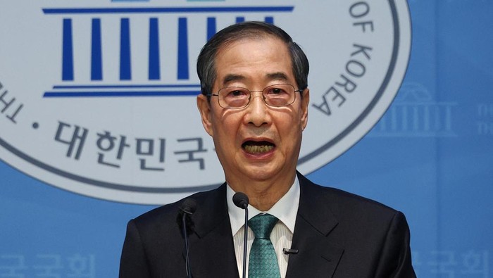 South Korea's former acting President Han Duck-soo speaks during a press conference to announce a presidential bid at the National Assembly in Seoul, South Korea, May 2, 2025.   REUTERS/Kim Hong-Ji