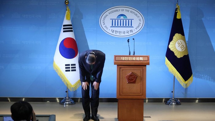 South Korea's former acting President Han Duck-soo speaks during a press conference to announce a presidential bid at the National Assembly in Seoul, South Korea, May 2, 2025.   REUTERS/Kim Hong-Ji