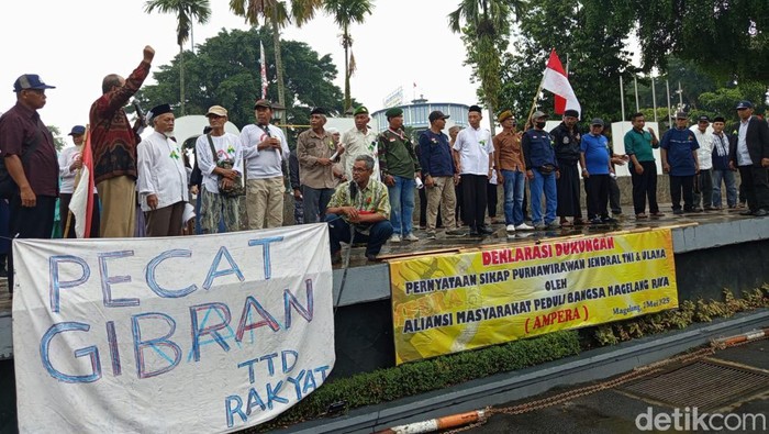 Massa dari Aliansi Masyarakat Peduli Bangsa Magelang Raya (Ampera) melakukan aksi damai di Alun-Alun Kota Magelang, Jumat (2/5/2025).