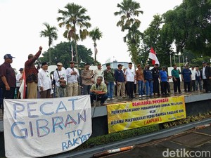 Massa Ampera Gelar Aksi di Magelang, Bentangkan Spanduk Pecat Gibran