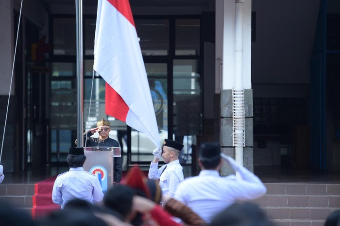 Mendikdasmen Abdul Muti pimpin upacara di Sekolah Regina Pacis, Bogor pada Hardiknas 2025 (2/5/2025).