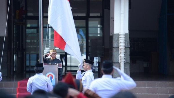Bukan di Kantornya, Mendikdasmen Upacara Hardiknas di Regina Pacis Bogor