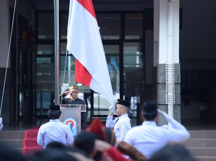 Bukan di Kantornya, Mendikdasmen Upacara Hardiknas di Regina Pacis Bogor