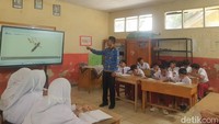 Guru SDN Leuwibatu 03 Kabupaten Bogor, Rejoko Puji Triantoro menyebutkan sekolahnya sudah mengalami kerusakan sejak tahun 2010. Kerusakan yang terjadi pada atap, lantai, hingga peralatan pembelajaran. Foto: (Devita Savitri / detikcom)