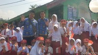Kurangnya jumlah kelas membuat proses belajar mengajar menjadi tidak efektif. Hal ini membuat sekolah membagi kelas dalam dua waktu yakni pagi dan siang. Siswa akan belajar ke sekolah agama dari mulai pukul 07.00 sampai pukul 09.00 pagi dan pukul 09.30 sampai pukul 12.00. Mereka yang masuk sekolah agama pagi akan bersekolah SD di siang hari dan begitu juga sebaliknya. Foto: (Devita Savitri / detikcom)