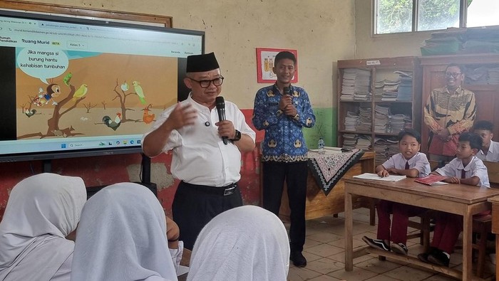 Menteri Pendidikan Dasar dan Menengah (Mendikdasmen) Abdul Muti  mengajar siswa-siswi di SDN Leuwibatu 03 Kabupaten Bogor, Jumat (2/5/2025).