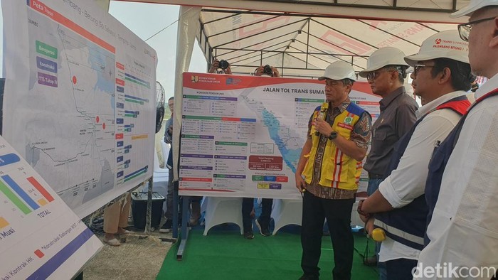 Menteri PU Dody Hanggodo saat mengecek Jembatan Musi V di Tol Palembang-Betung.