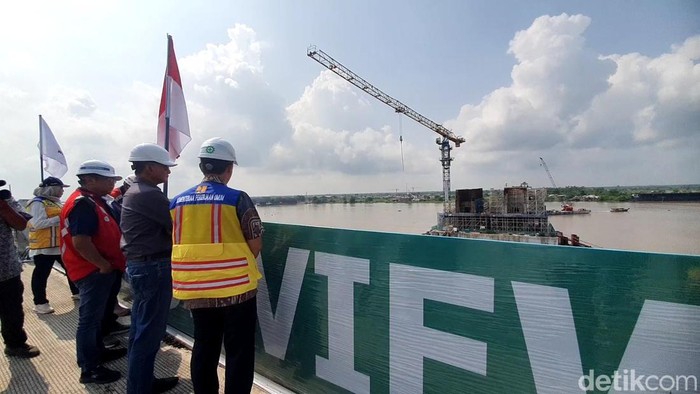 Menteri PU mengecek pengerjaan Jembatan Musi V.