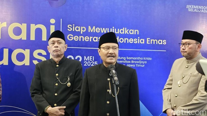 Menteri Sosial Saifullah Jusuf dalam kunjungan kerja di Malang.